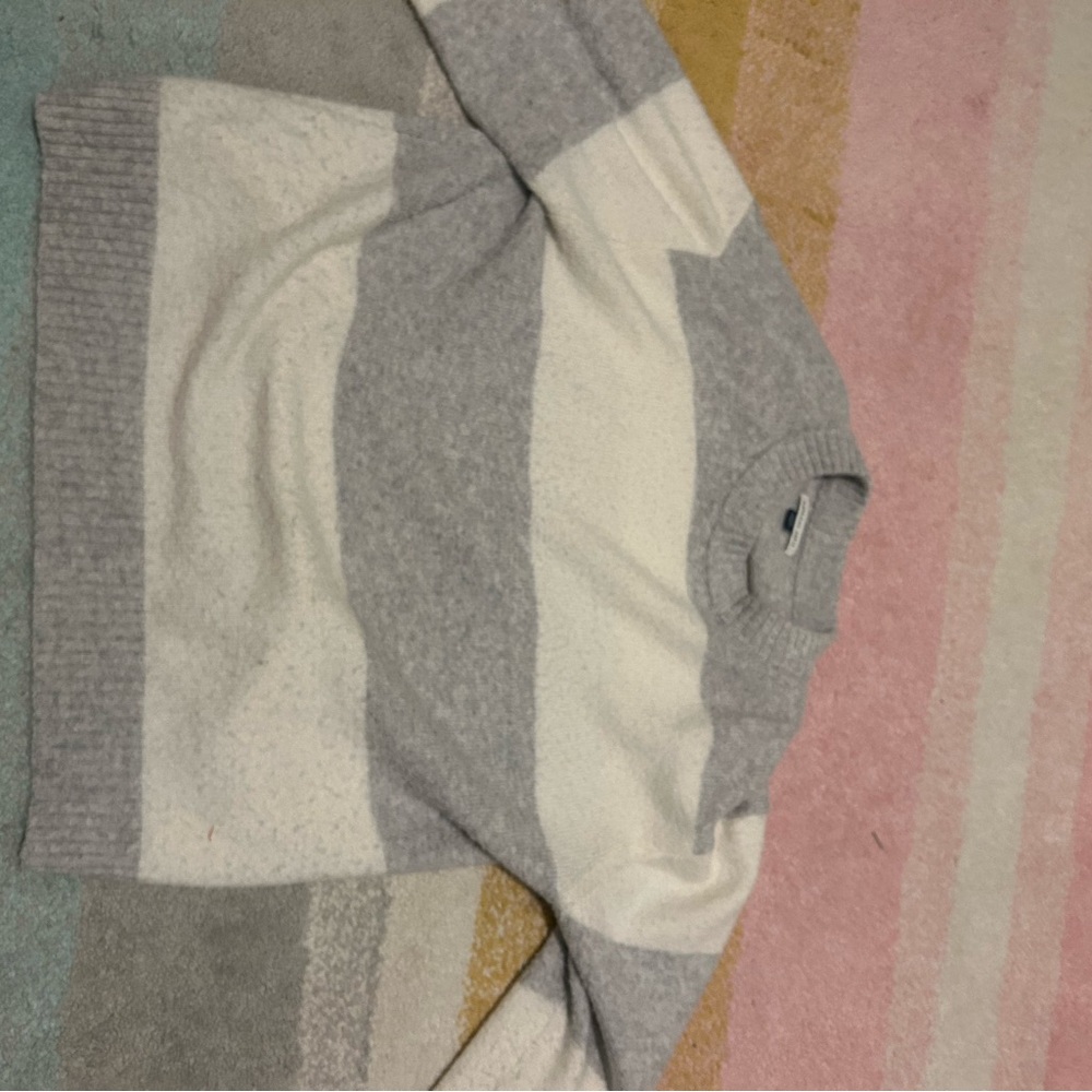 American Eagle Outfitters Gray and Cream Crewneck Sweater